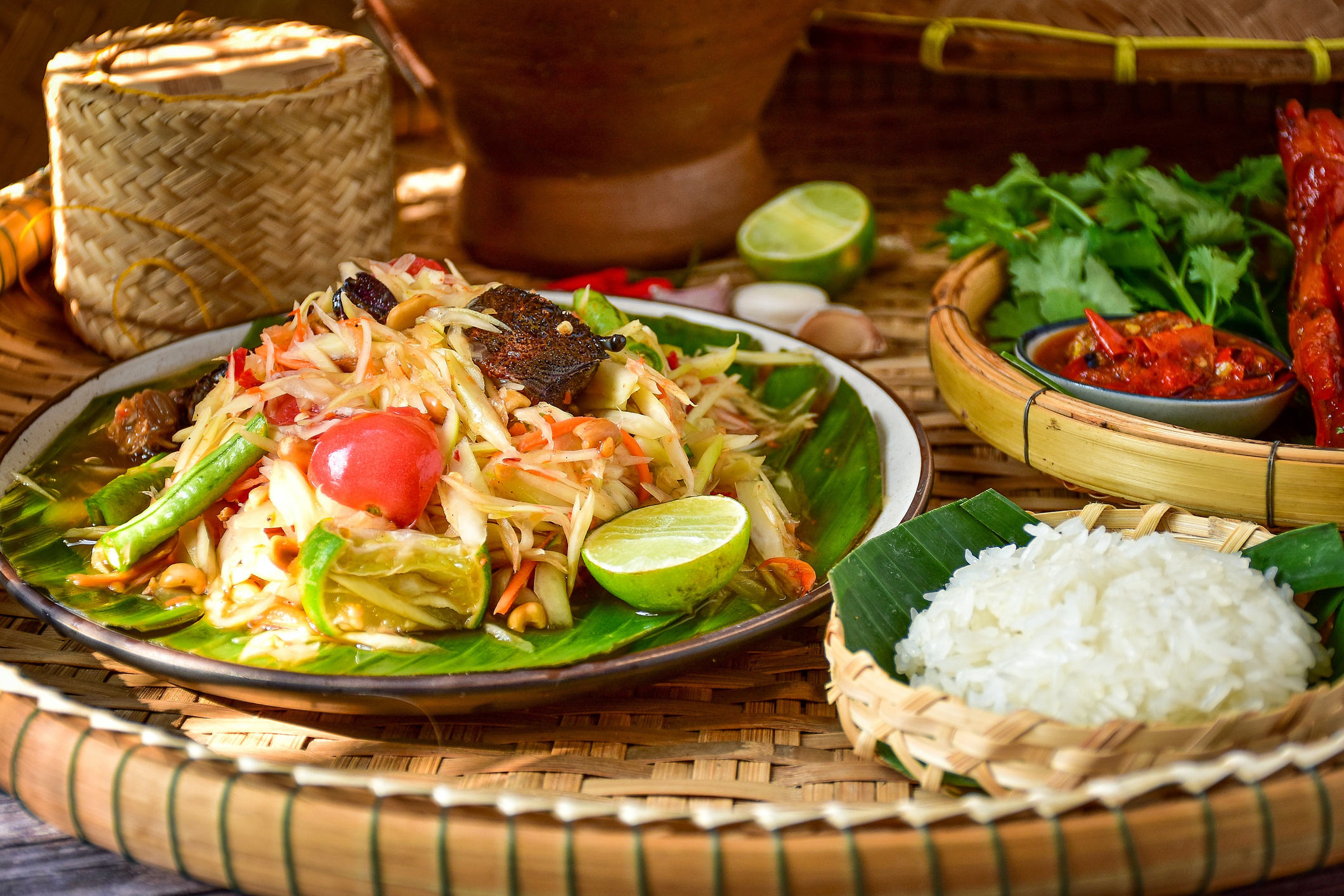 Riz gluant, salade de papaye, Som Tam, cuisine thaïlandaise, nourriture isan, cuisine isan thaïlandaise Riz gluant, salade de papaye, Som Tam, cuisine thaïlandaise, nourriture isan, cuisine isan thaïlandaise